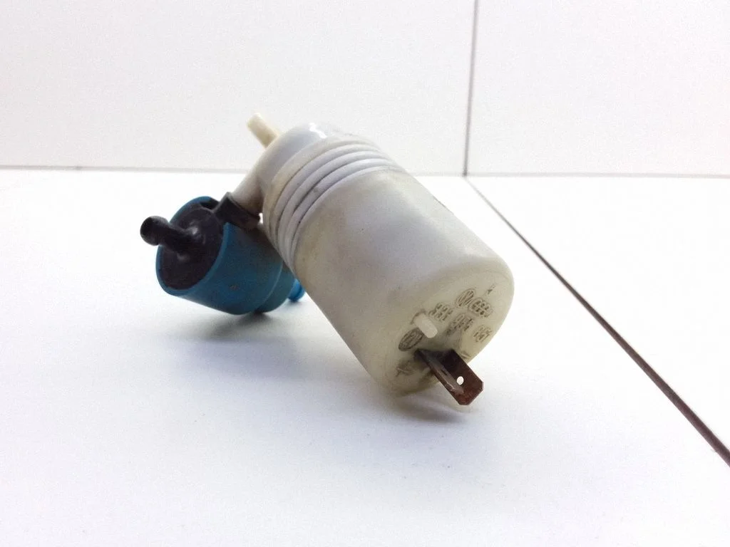 Windscreen/windshield washer pump – Volkswagen Passat B3 (1988-1993)