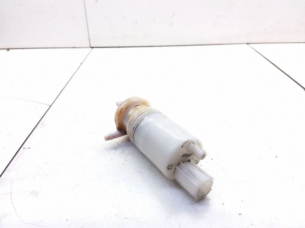 Windscreen/windshield washer pump – Chrysler Grand Voyager IV (2001-2007)