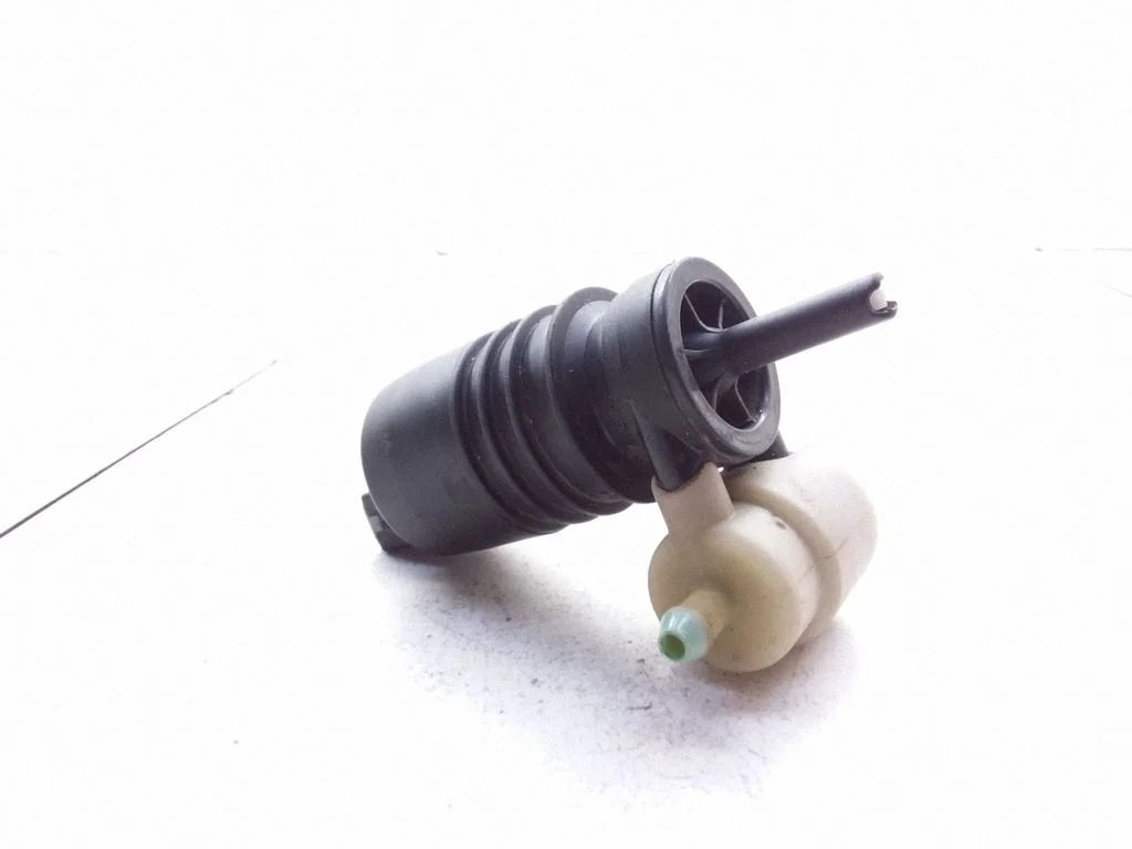 Windscreen/windshield washer pump – Opel Vectra B (1996-2002)