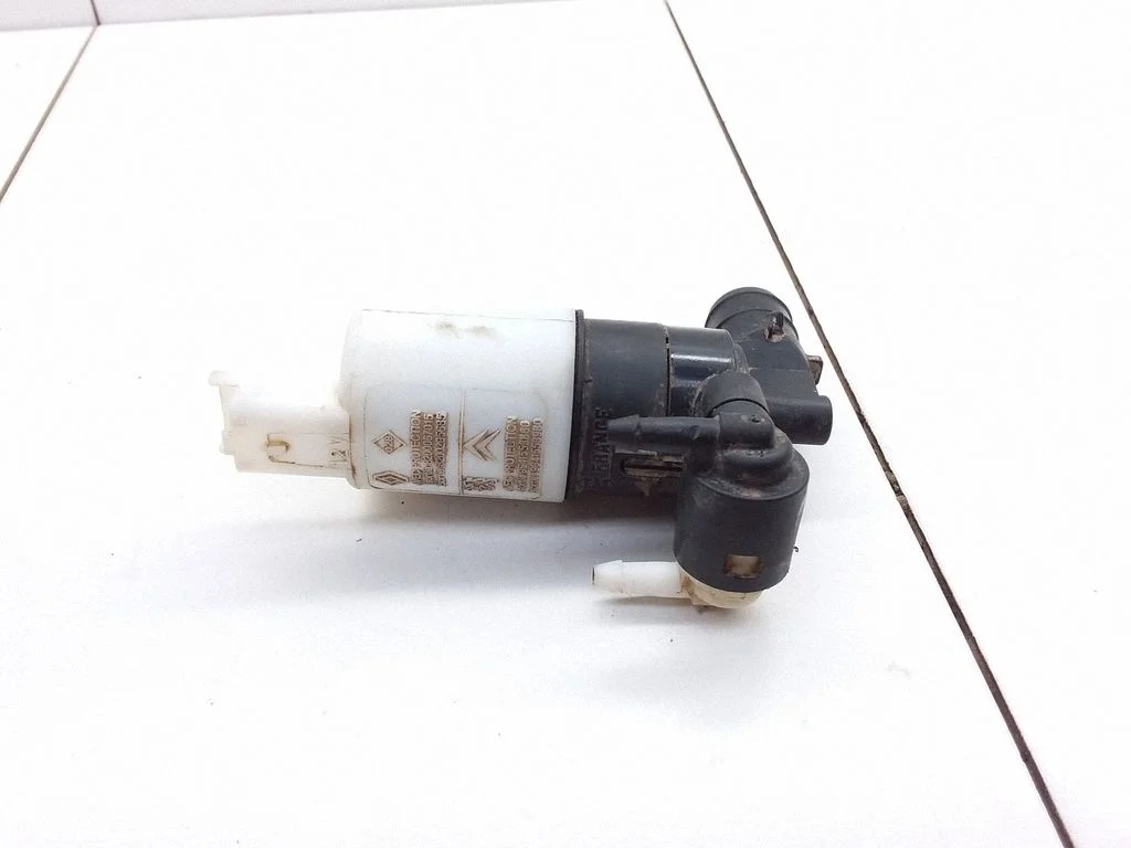 Windscreen/windshield washer pump – Peugeot 207 CC (2007-2014)