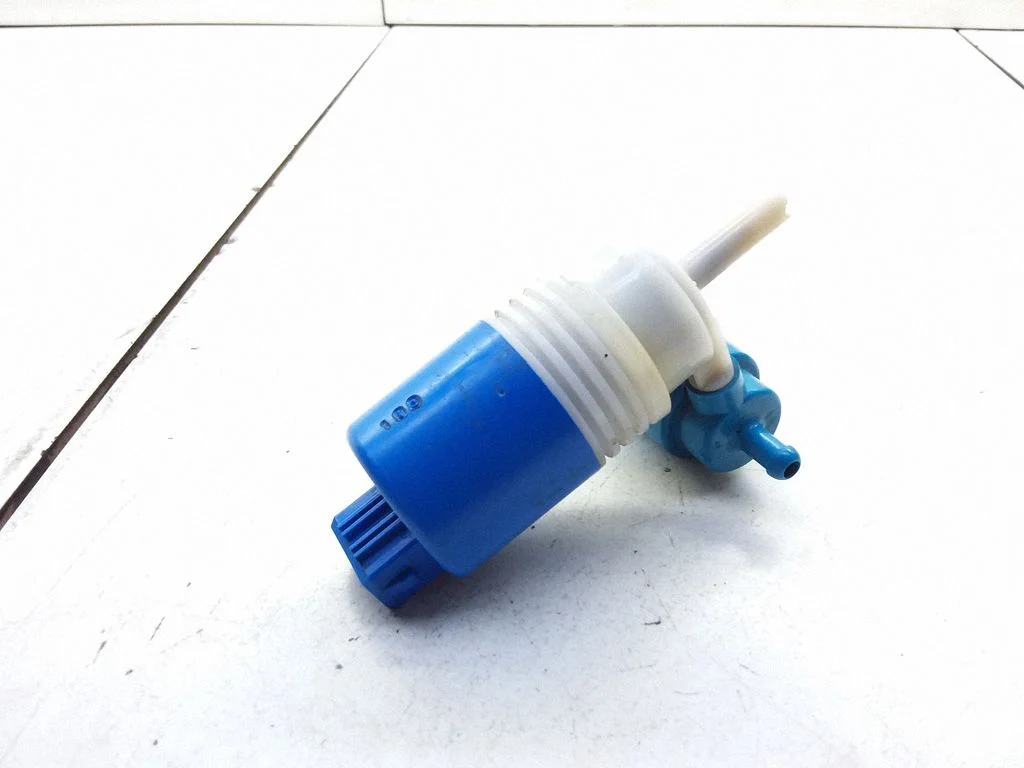 Windscreen/windshield washer pump – Volkswagen Golf III (1992-1997)