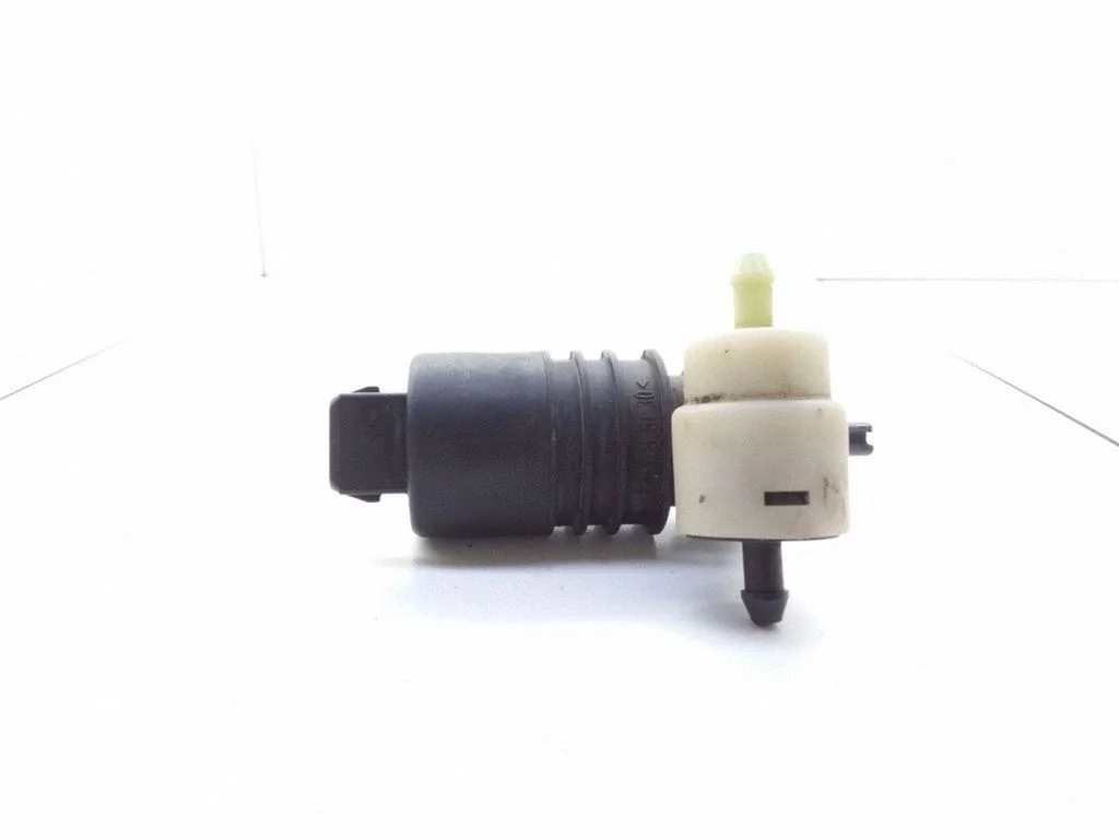 Windscreen/windshield washer pump – Volkswagen Golf III (1992-1997)