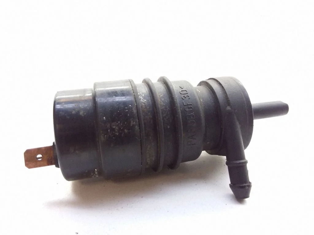 Windscreen/windshield washer pump – Volkswagen Jetta III (1992-1999)