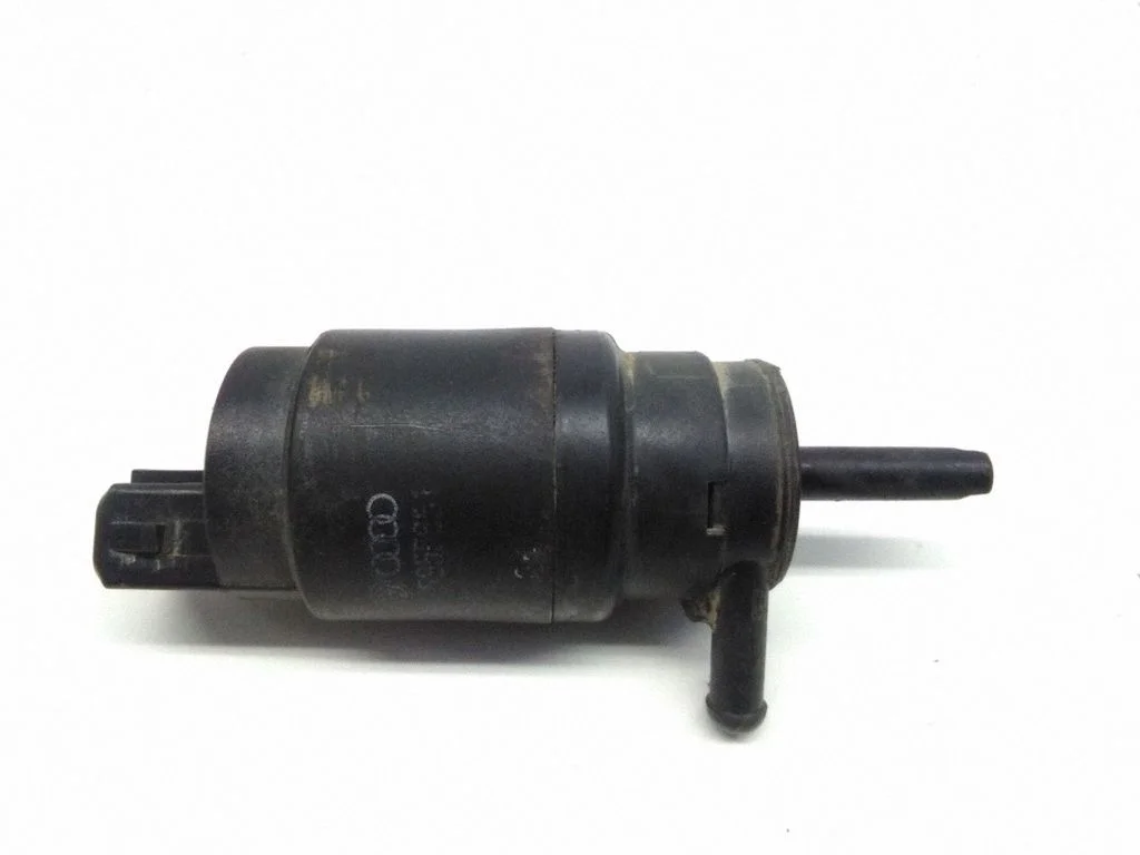 Windscreen/windshield washer pump – Volkswagen Passat B4 (1994-1996)
