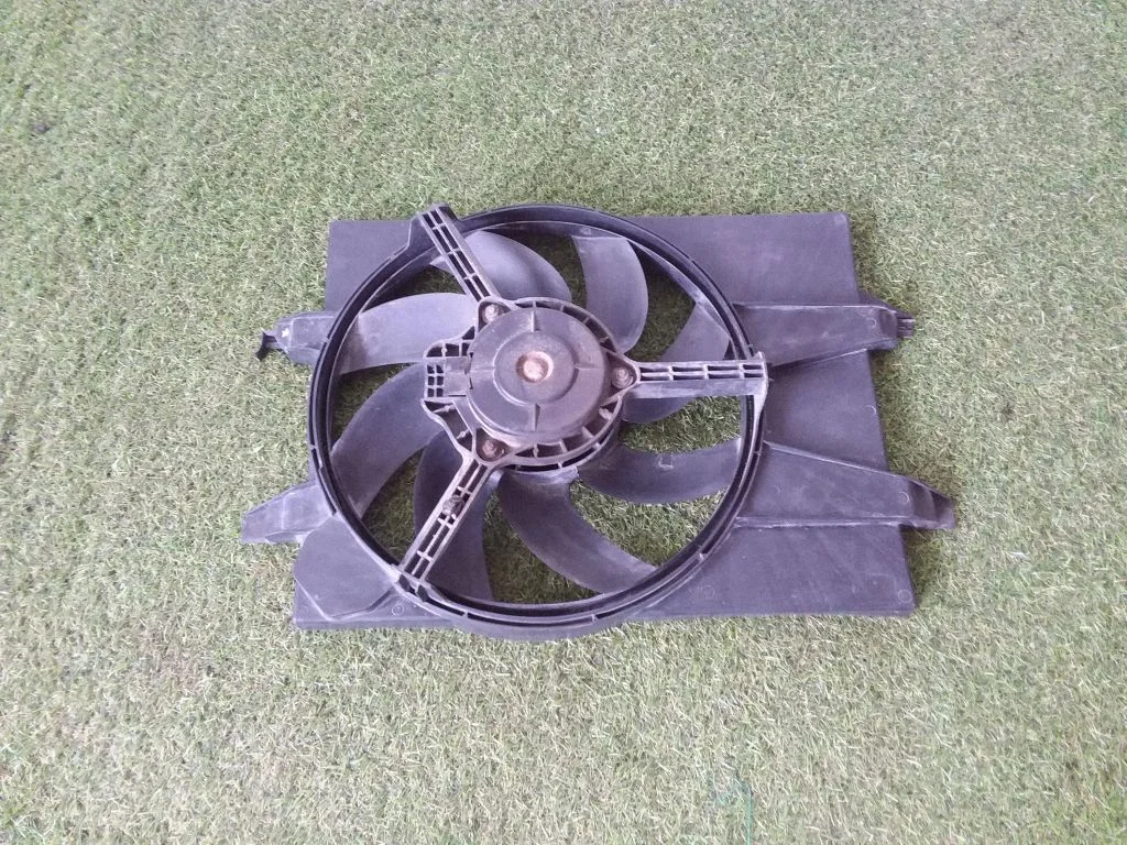 Electric radiator cooling fan 8240451