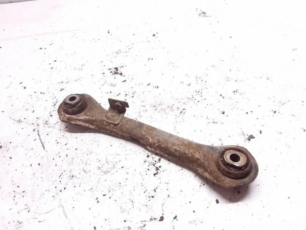 Rear upper control arm/wishbone – rear left