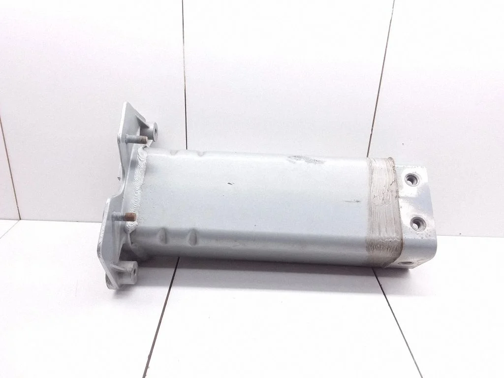 Priekšējā bampera turētājs 8Z0805119