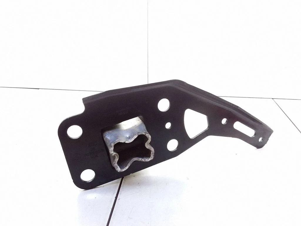 Esistange kinnitusklamber – Audi A6 Allroad C6 (2006-2011)