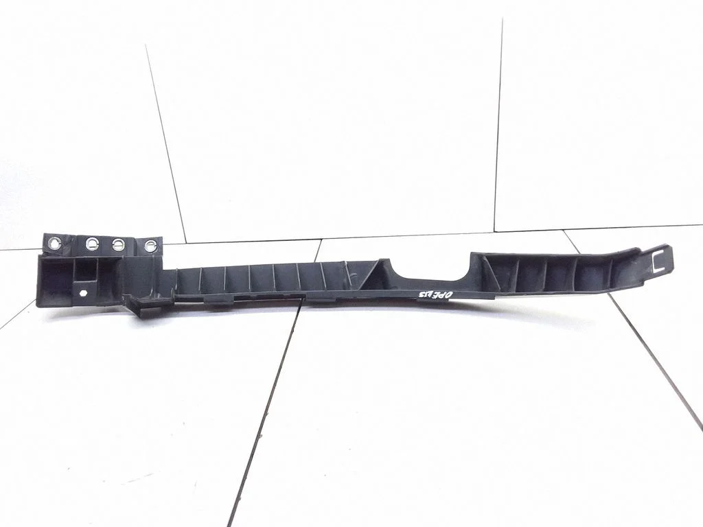 Front bumper mounting bracket 13250570