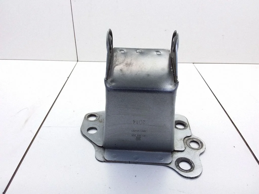 Front bumper mounting bracket 93368358