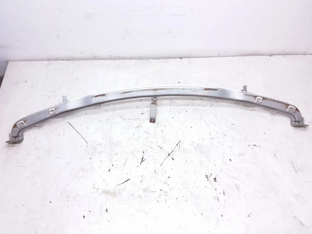 Front bumper mounting bracket 622902J010