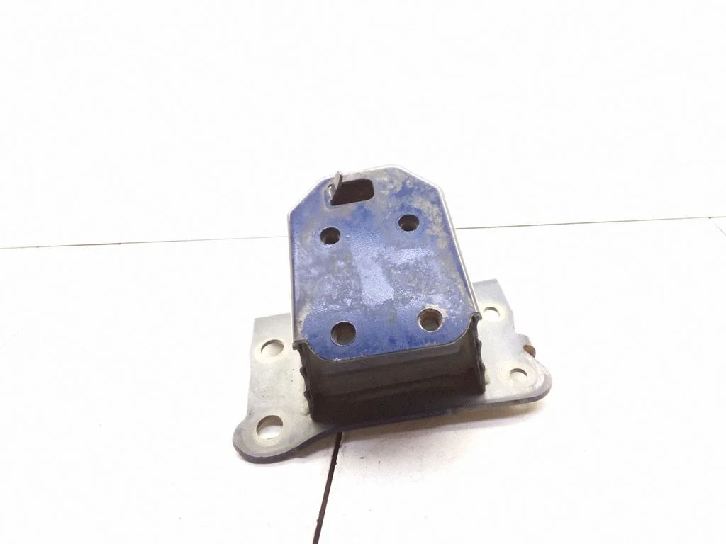 Front bumper mounting bracket – front right