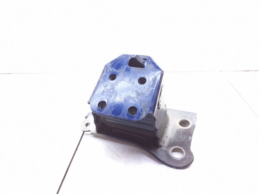 Front bumper mounting bracket – front left