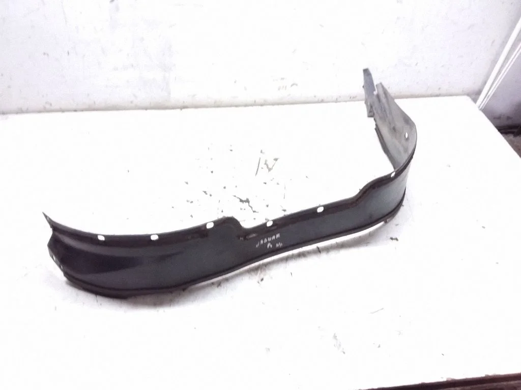 Front wheel arch liner splash guards