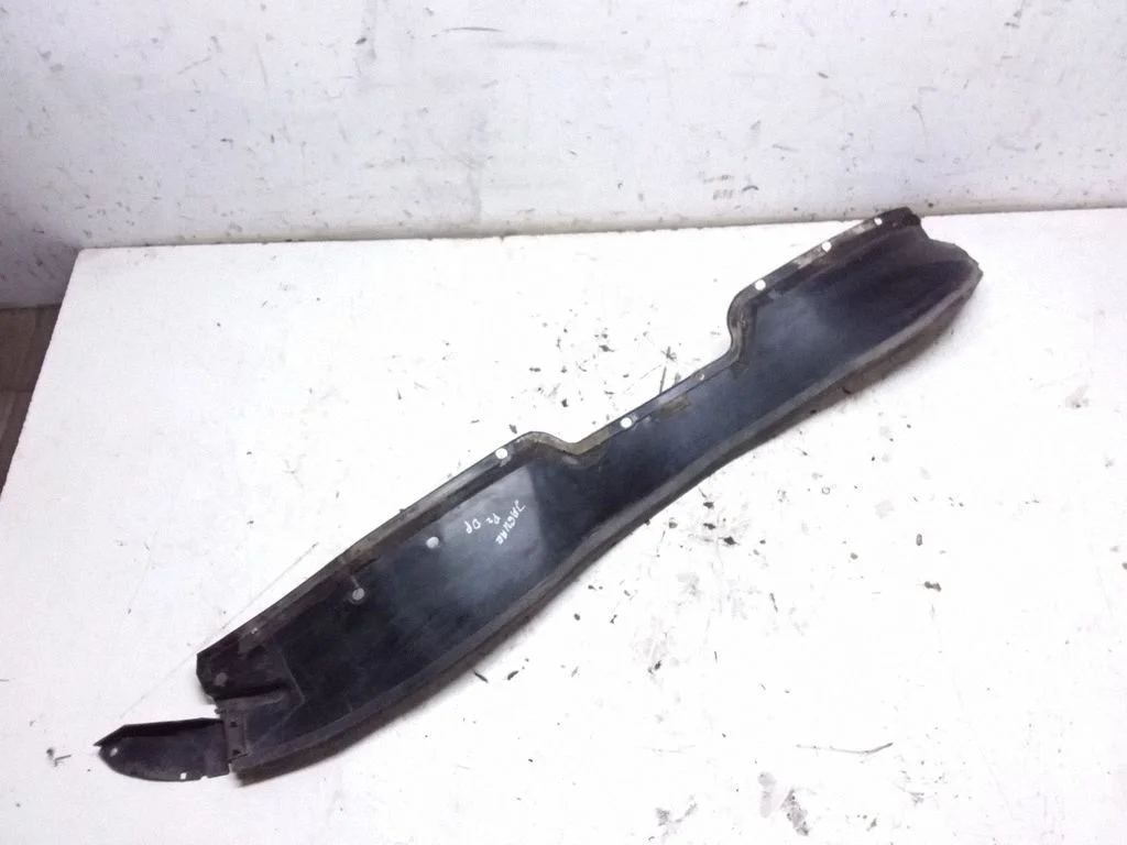 Front wheel arch liner splash guards