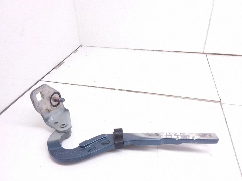 Tailgate/trunk/boot hinge 8Z0827300A