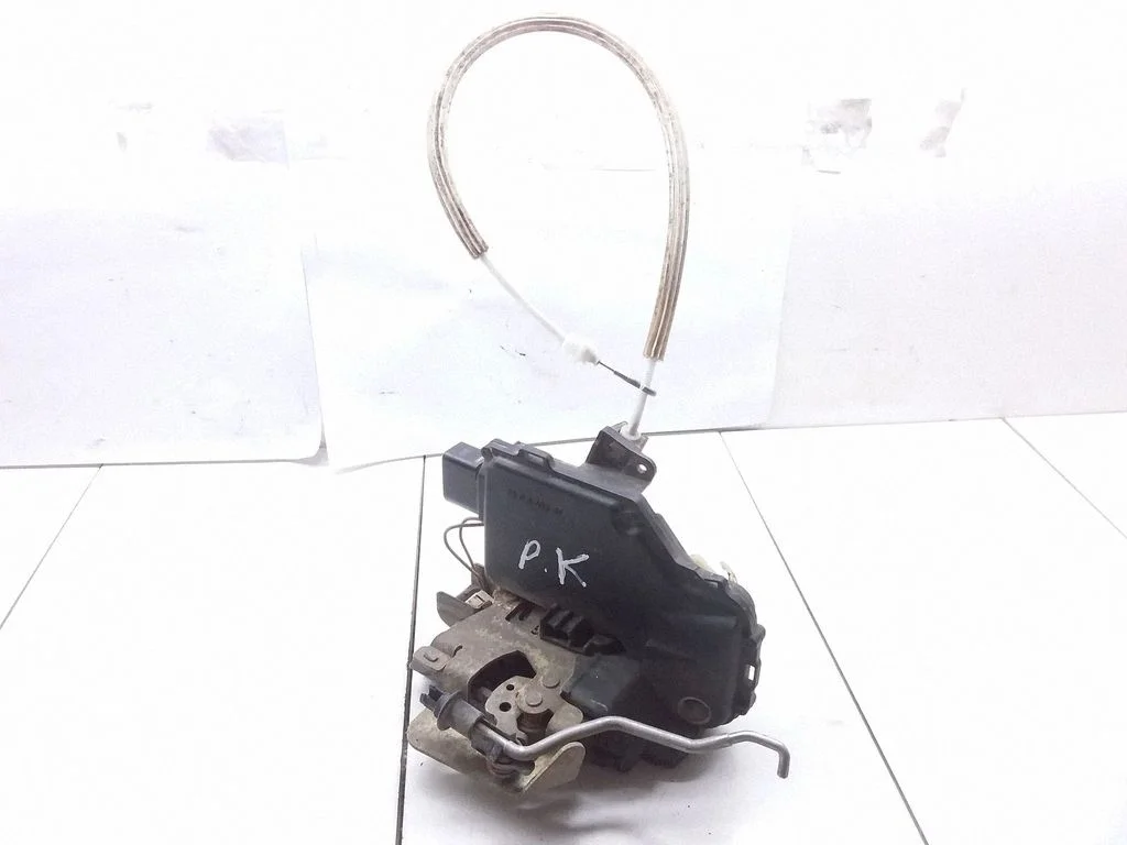 Priekšējo durvju slēdzene – Audi A6 S6 C4 4A (1994-1997)