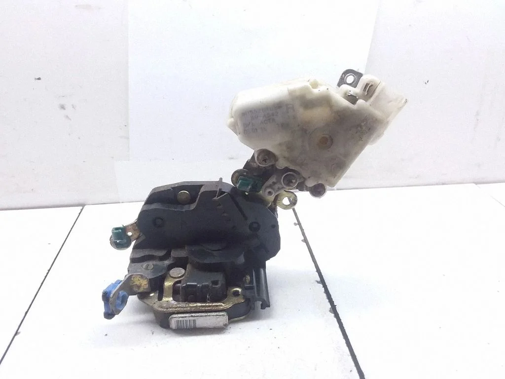 Priekšējo durvju slēdzene – Nissan Almera N16 (2000-2010)