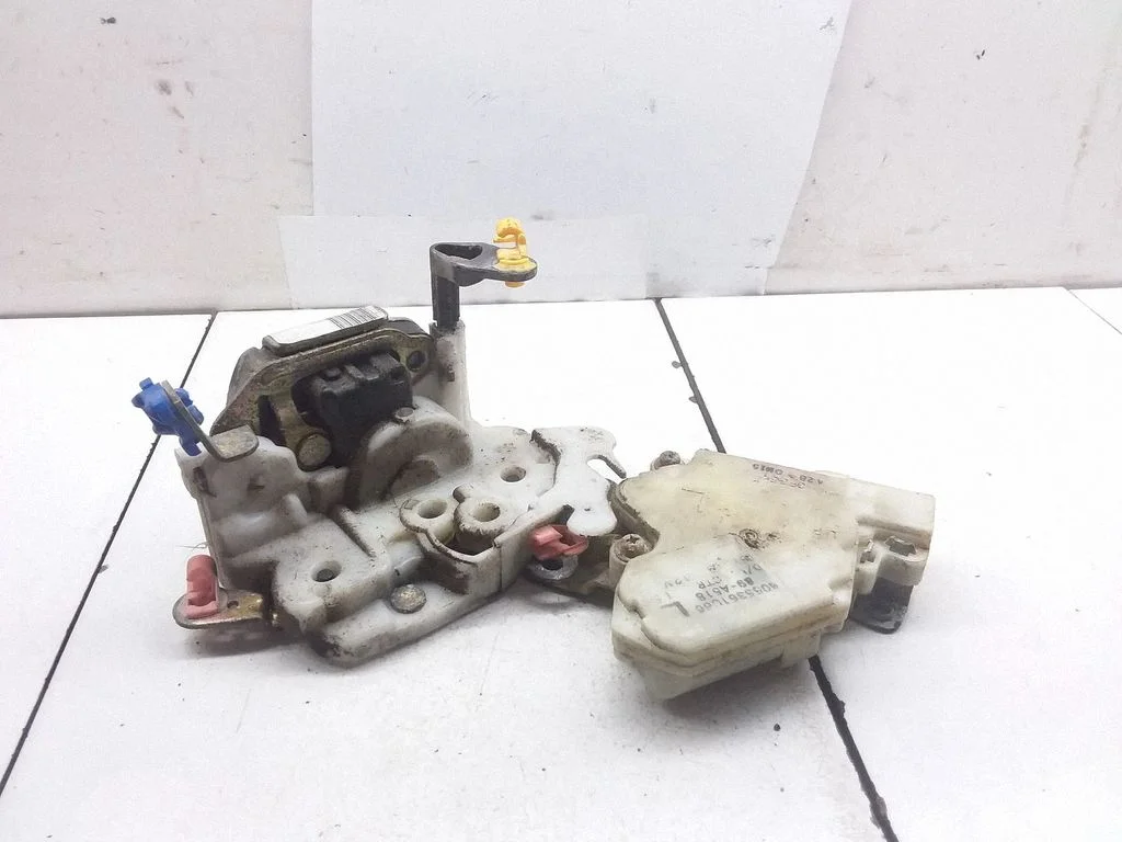 Priekšējo durvju slēdzene – Nissan Almera N16 (2000-2010)