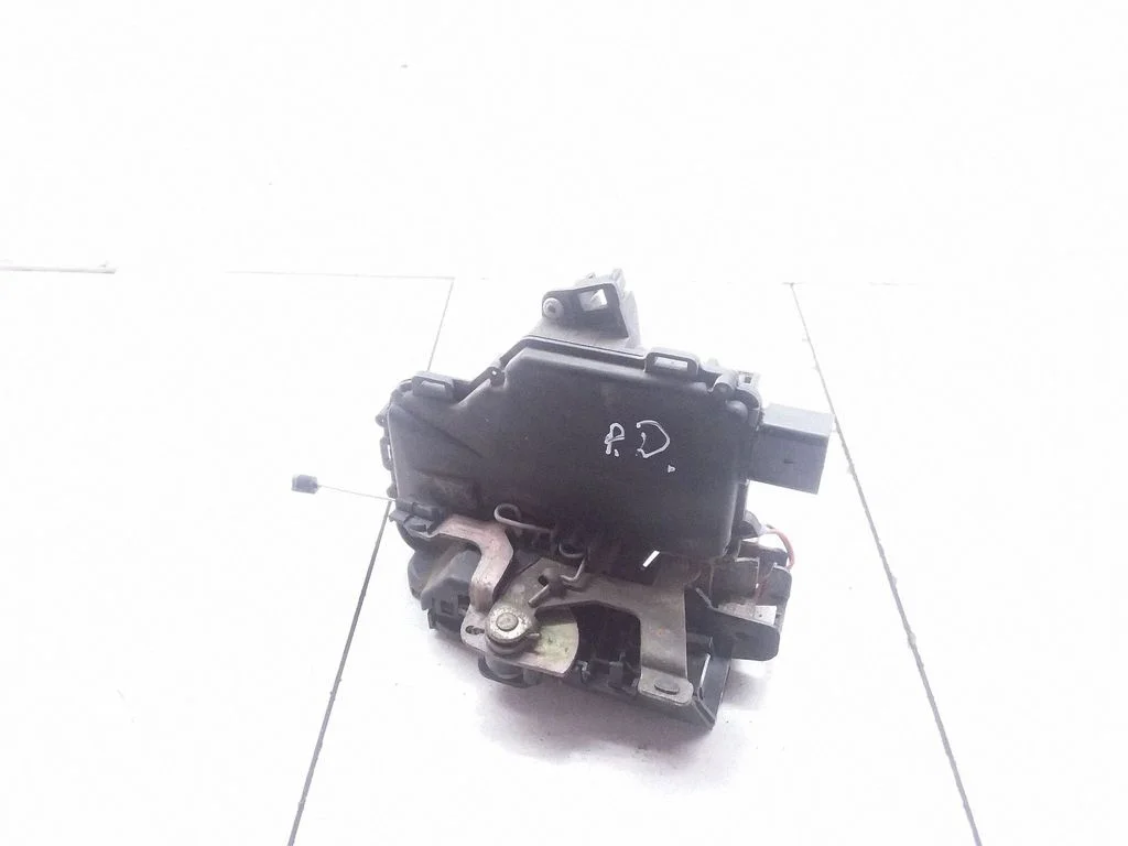 Front door lock – Volkswagen Golf IV (1998-2005)