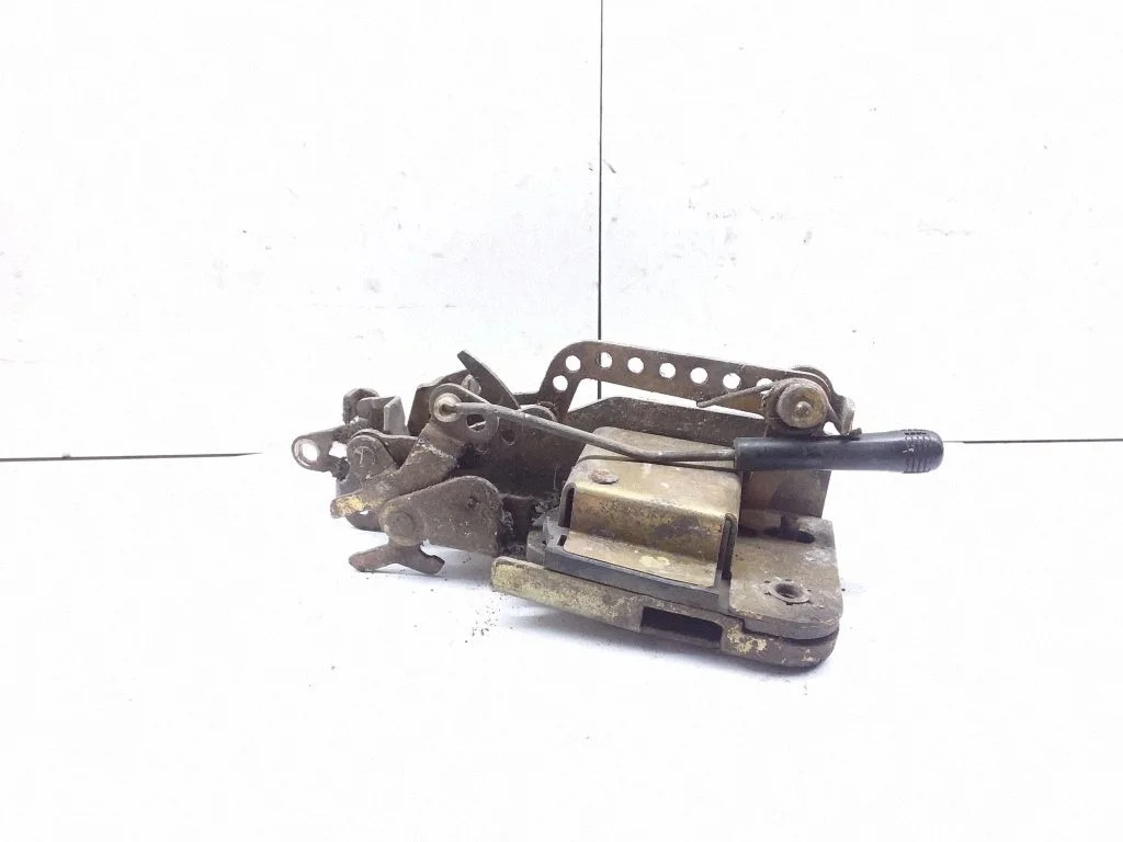 Zamek drzwi przednich 701837016D