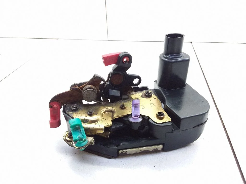 Front door lock – Chrysler Stratus (1995-2001)