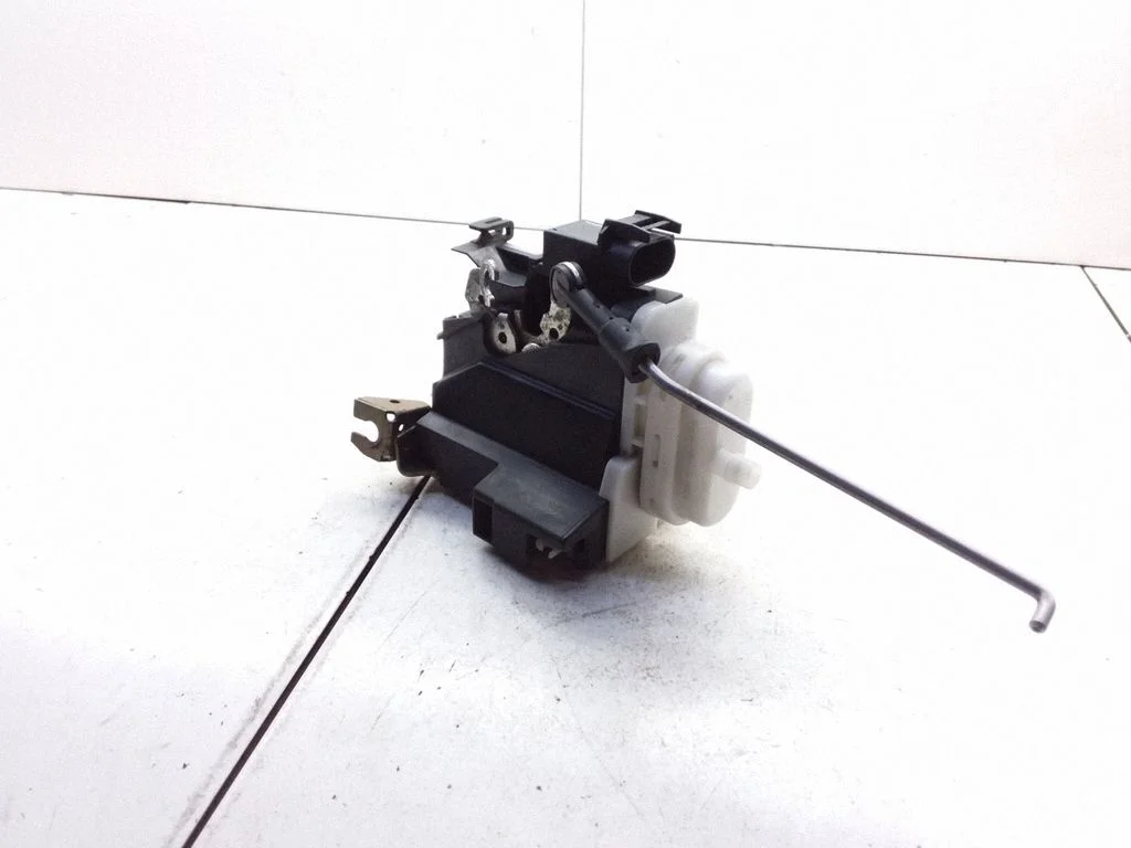 Front door lock – Audi A4 S4 B5 8D (1994-1999)