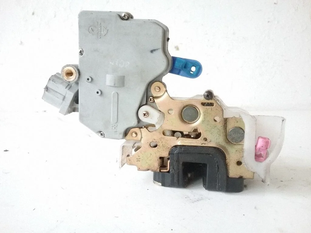 Front door lock – right