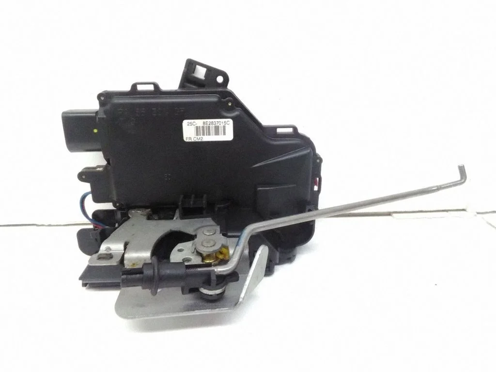 Front door lock 8E2837015C