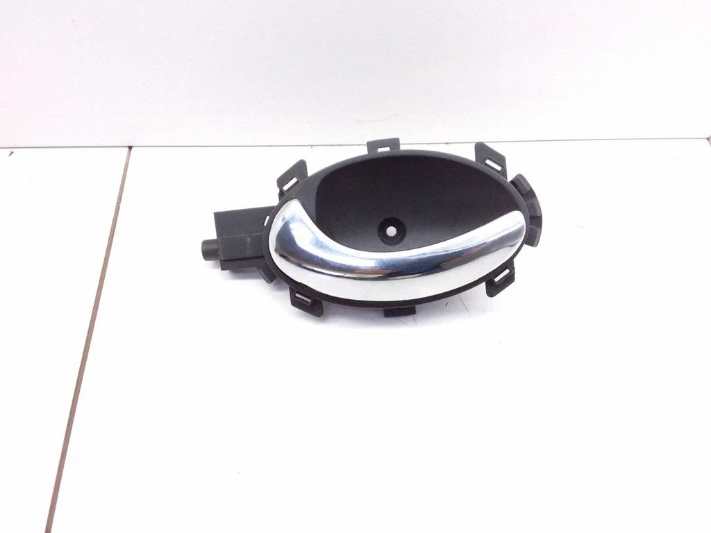 Rear door interior handle – rear left