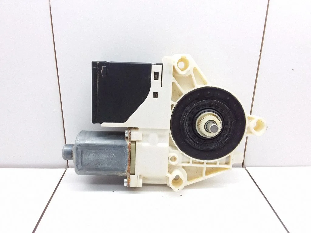 Rear door window regulator motor – Renault Megane III (2009-2016)