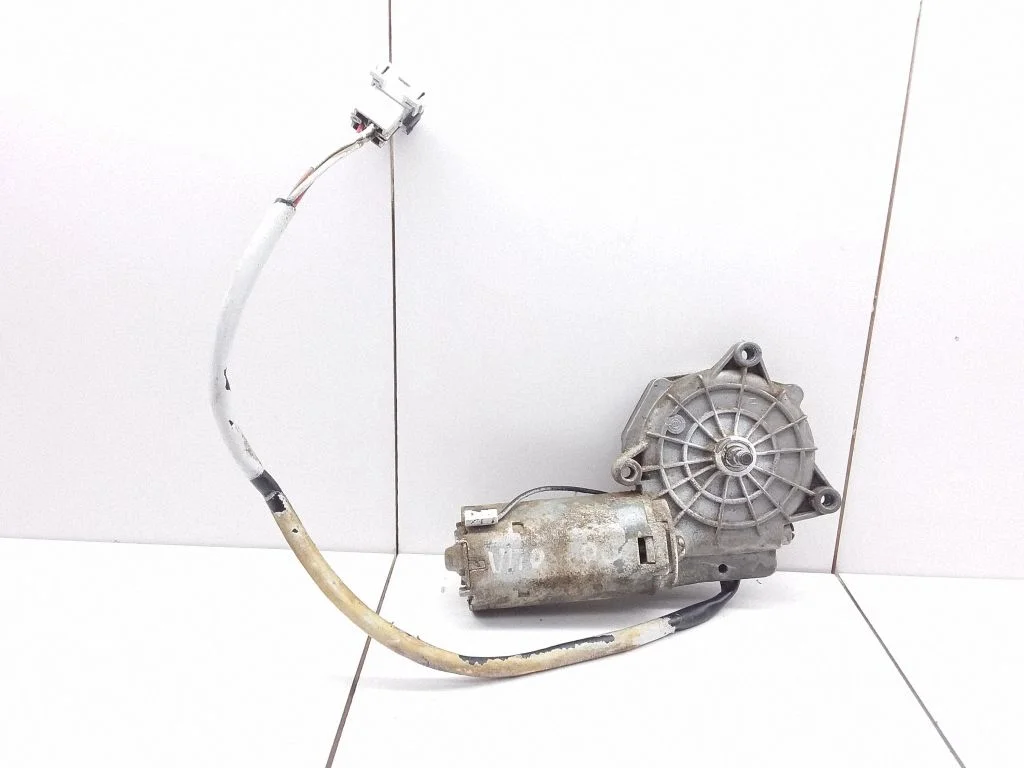 Rear door window regulator motor – Mercedes-Benz Vito Viano W638 (1996-2003)