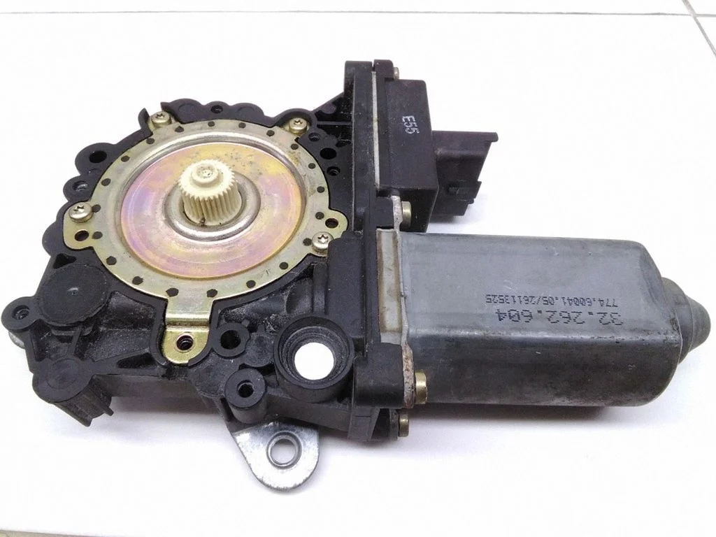 Aizmugurējā loga pacēlāja motoriņš 32262604