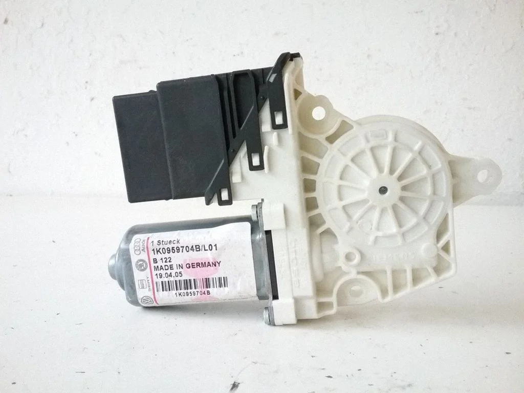 Rear door window regulator motor 1K0959704B