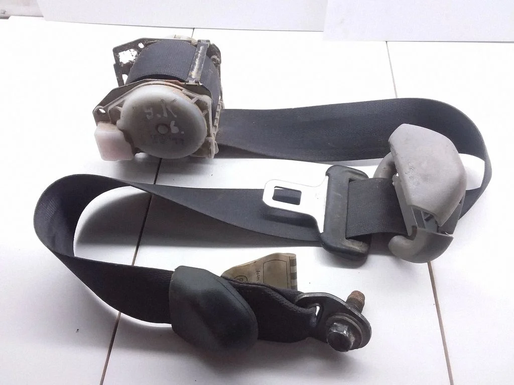 Tagumine turvavöö – Toyota Avensis Verso (2001-2009)