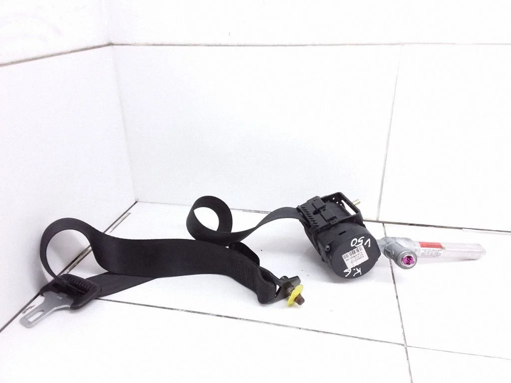 Rear seatbelt E504255