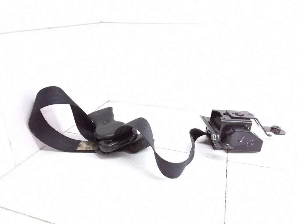 Rear seatbelt E25645