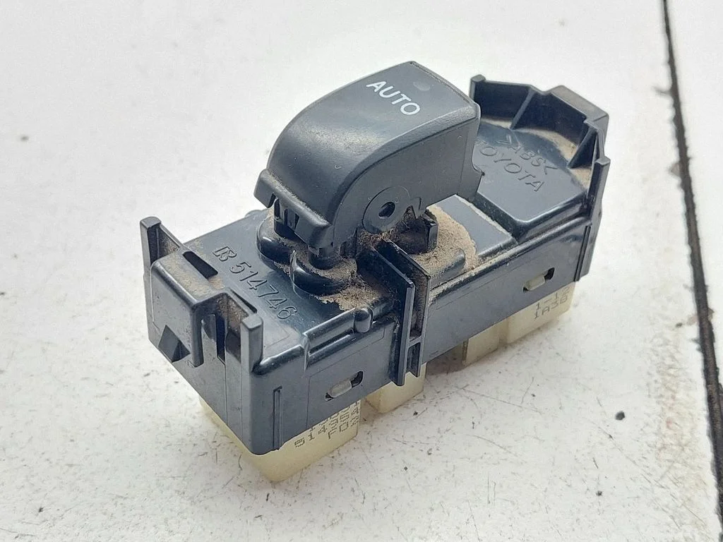 Electric window control switch – Toyota Corolla Verso E121 (2001-2004)