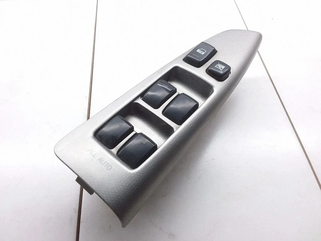 Electric window control switch – Toyota Corolla Verso E121 (2001-2004)