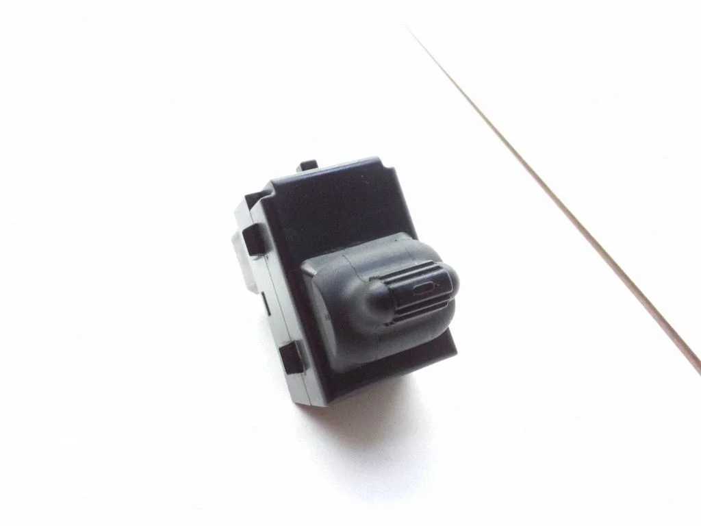 Electric window control switch 39754D