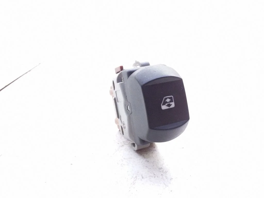 Electric window control switch 8200167230