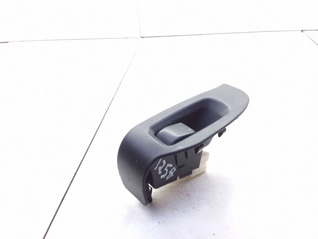 Electric window control switch 83071AE040