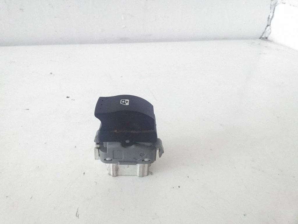 Electric window control switch – Renault Megane II (2002-2005)