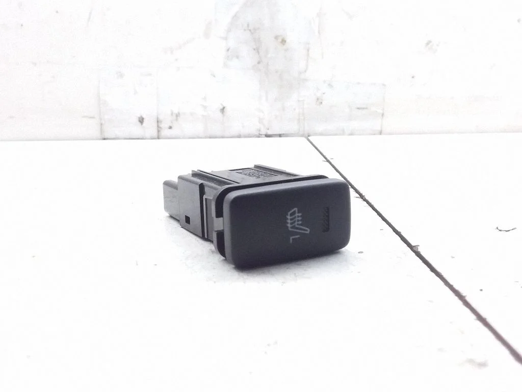Seat heating switch – Toyota Hilux (AN10, AN20, AN30) (2008-2011)