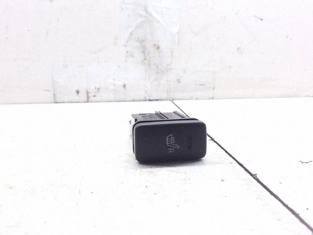 Seat heating switch – Toyota Hilux (AN10, AN20, AN30) (2008-2011)