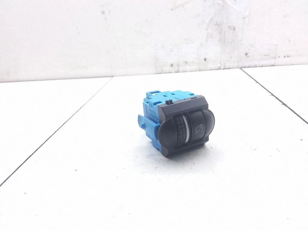 Headlight level height control switch – Volkswagen Touareg I (2002-2010)