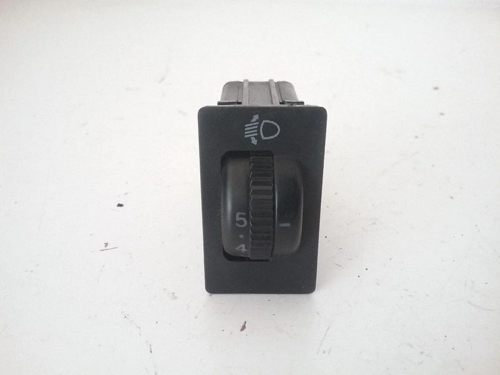 Headlight level height control switch – Toyota Avensis T250 (2003-2006)