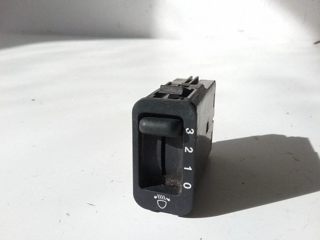 Headlight level height control switch – Honda CR-V (1995-2001)