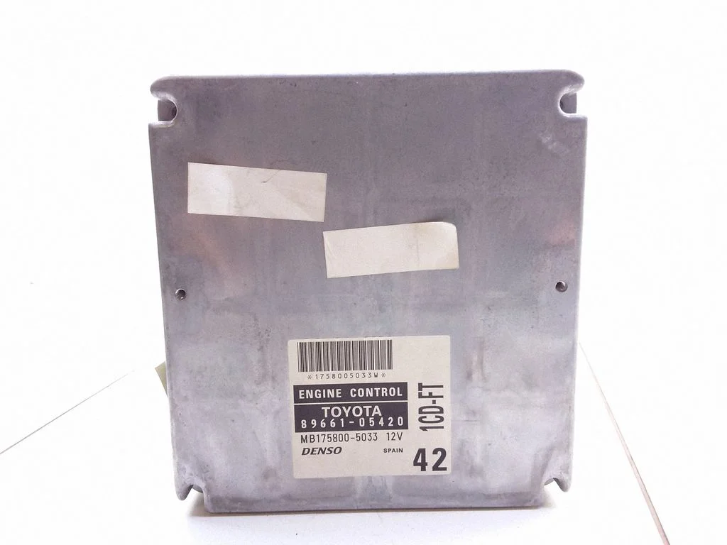 Dzinēja vadības bloks – Toyota Avensis T220 (2000-2003)