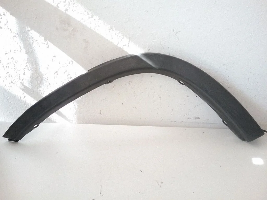 Fender trim (molding) – right